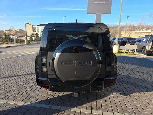 2026 Land Rover Defender 130 X-Dynamic SE