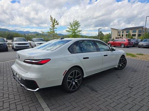 2024 BMW 740 i