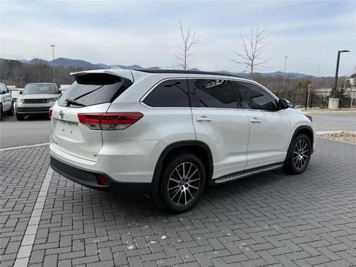 2017 Toyota Highlander SE