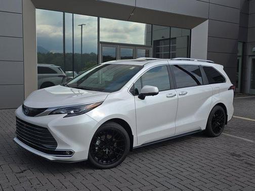 2025 Toyota Sienna Platinum 7 Passenger