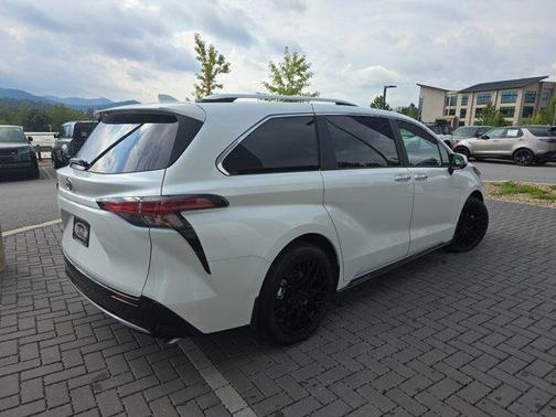 2025 Toyota Sienna Platinum 7 Passenger