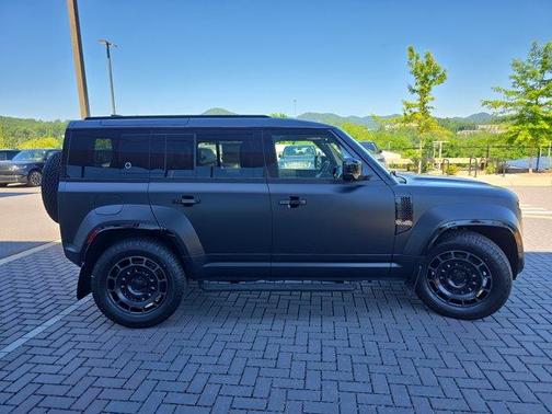Narvik Black 2026 Land Rover Defender