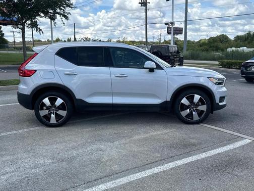 2020 Volvo XC40 T5 Momentum