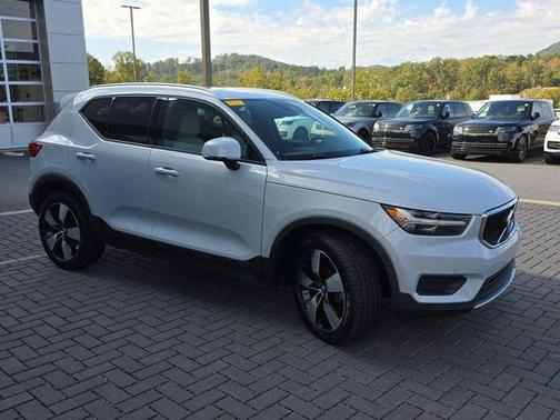 2020 Volvo XC40 T5 Momentum