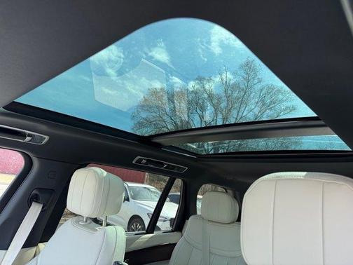 2025 Land Rover Range Rover P400 SE 7 Seat