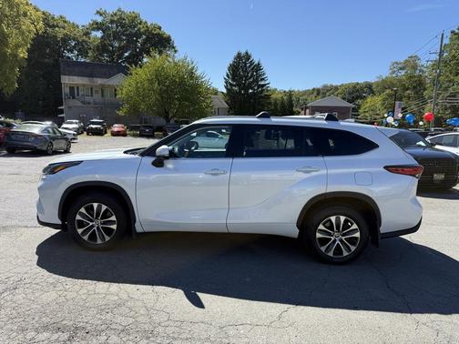 2022 Toyota Highlander Hybrid XLE