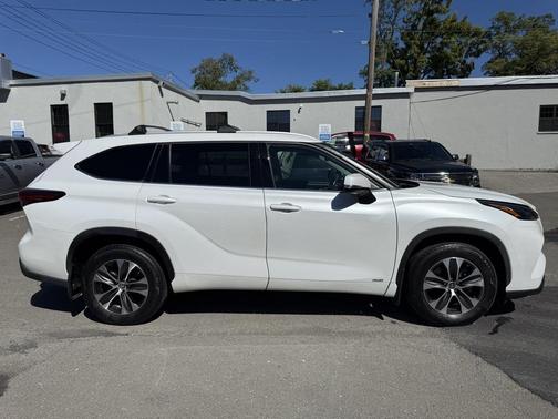 2022 Toyota Highlander Hybrid XLE