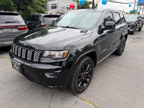 Diamond Black Crystal Pearlcoat 2018 Jeep Grand Cherokee Altitude