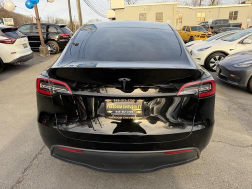 2022 Tesla Model Y Long Range Dual Motor All-Wheel Drive