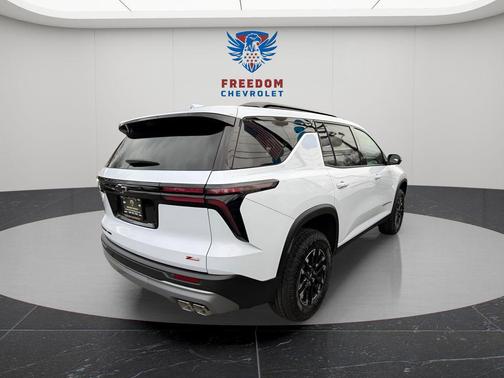 Polar White Tricoat 2026 Chevrolet Traverse AWD Z71