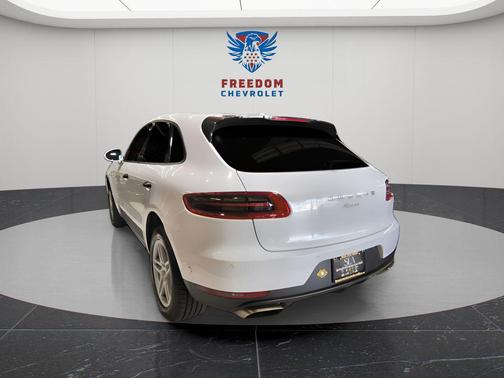 Carrara White Metallic 2018 Porsche Macan Macan Sport Edition