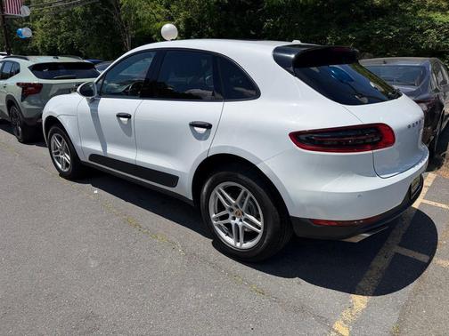 Carrara White Metallic 2018 Porsche Macan Macan Sport Edition
