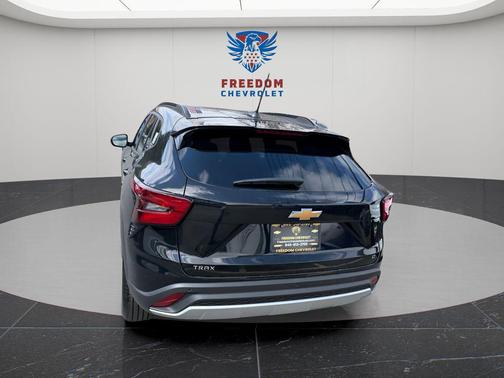 Mosaic Black Metallic 2026 Chevrolet Trax LT