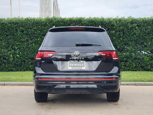 Deep Black Pearl Effect 2022 Volkswagen Tiguan 2.0T SE R-Line Black