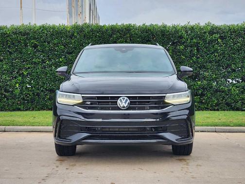 Deep Black Pearl Effect 2022 Volkswagen Tiguan 2.0T SE R-Line Black