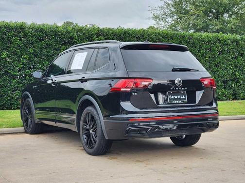 Deep Black Pearl Effect 2022 Volkswagen Tiguan 2.0T SE R-Line Black
