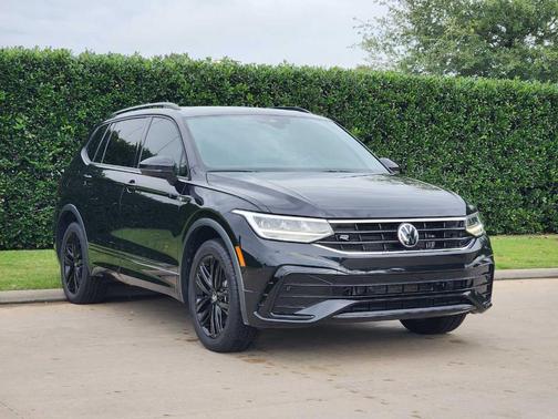 Deep Black Pearl Effect 2022 Volkswagen Tiguan 2.0T SE R-Line Black