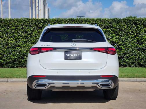 MANUFAKTUR Moonlight White Metallic 2026 Mercedes-Benz GLC 300 Base