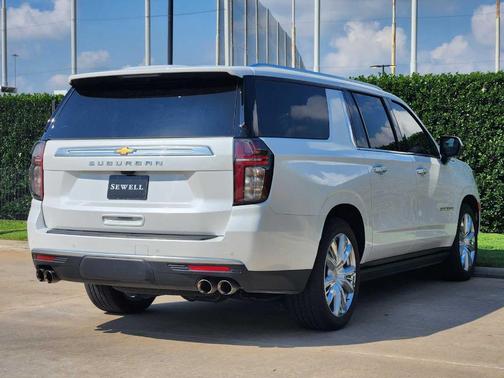 Iridescent Pearl Tricoat 2024 Chevrolet Suburban High Country