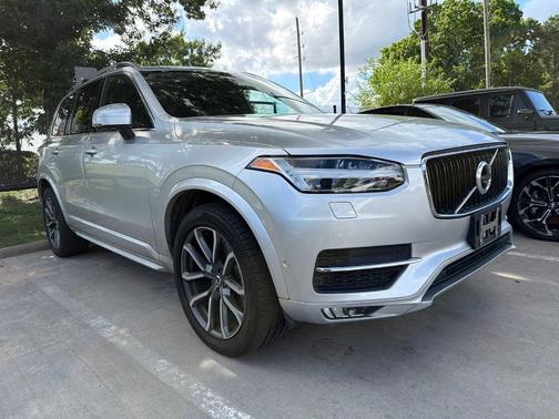 Bright Silver Metallic 2017 Volvo XC90 T6 Momentum