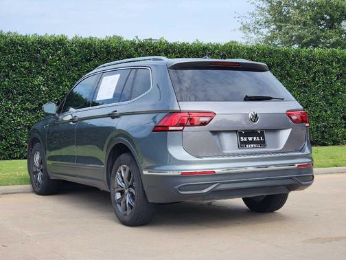 Platinum Gray Metallic 2023 Volkswagen Tiguan 2.0T SE