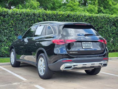 Obsidian Black Metallic 2026 Mercedes-Benz GLC 300 Base