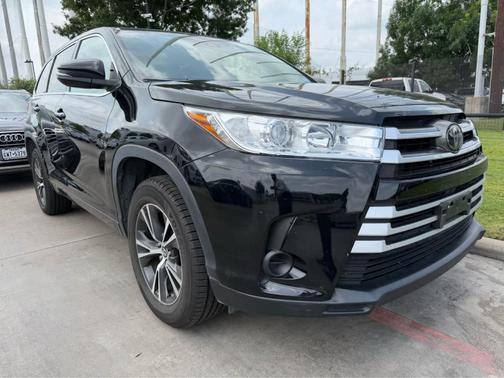 Midnight Black Metallic 2018 Toyota Highlander LE
