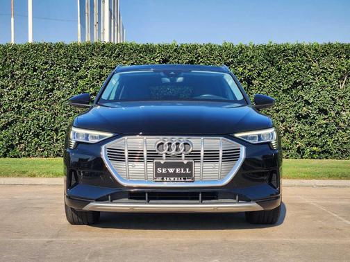 2022 Audi e-tron Premium Plus