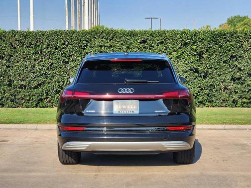 2022 Audi e-tron Premium Plus