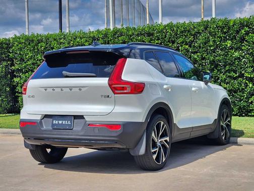Crystal White Metallic 2022 Volvo XC40 T5 R-Design