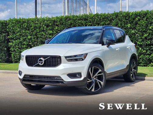 Crystal White Metallic 2022 Volvo XC40 T5 R-Design
