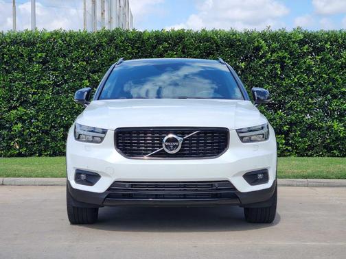 Crystal White Metallic 2022 Volvo XC40 T5 R-Design