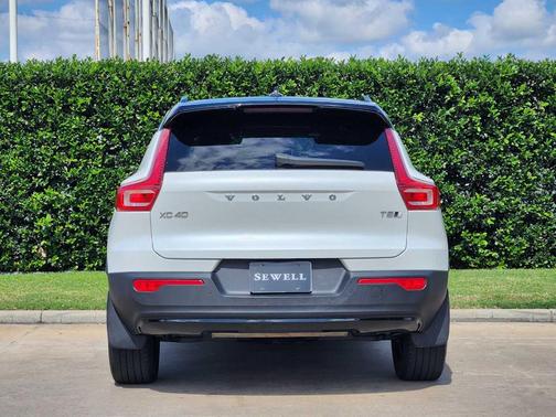 Crystal White Metallic 2022 Volvo XC40 T5 R-Design
