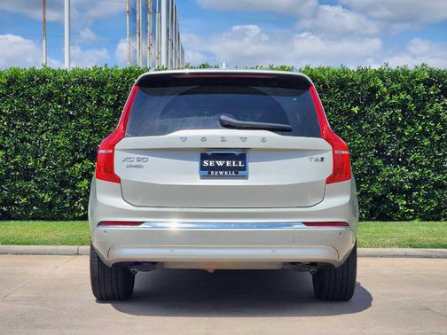 Crystal White Metallic 2022 Volvo XC90 T6 Inscription 7 Passenger