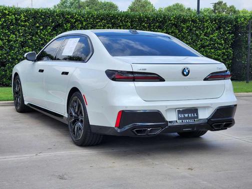 2025 BMW 760 760i xDrive