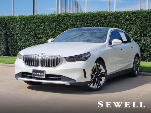 Mineral White Metallic 2025 BMW 530 i