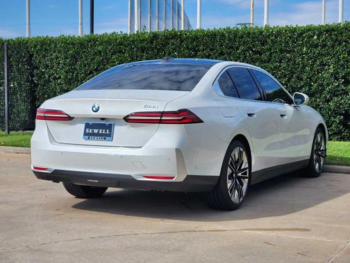 Mineral White Metallic 2025 BMW 530 i