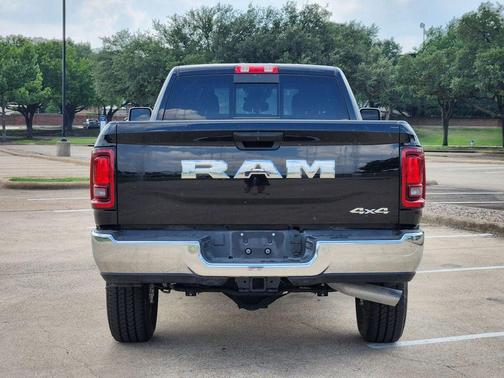 Diamond Black Crystal Pearlcoat 2026 RAM 2500 Tradesman Crew Cab 4x4 8' Box