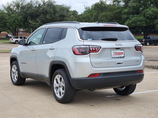 Silver Zynith Metallic Clearcoat 2025 Jeep Compass Latitude