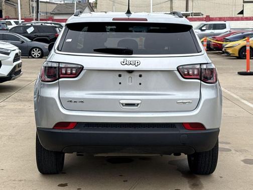 Silver Zynith Metallic Clearcoat 2025 Jeep Compass Latitude