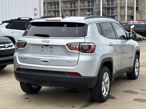 Silver Zynith Metallic Clearcoat 2025 Jeep Compass Latitude