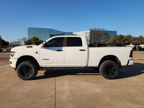 Bright White Clearcoat 2025 RAM 2500 Big Horn Crew Cab 4x4 6'4' Box