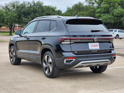 Deep Black Pearl 2026 Volkswagen Taos SE