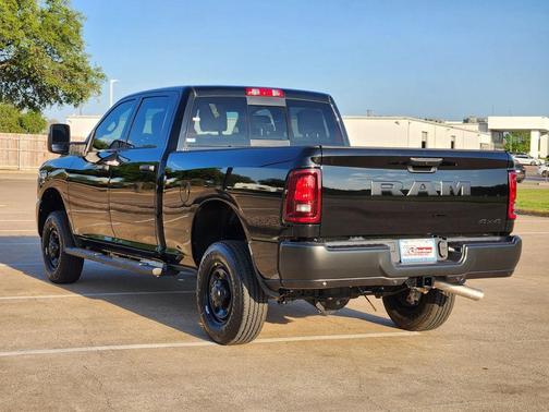 Diamond Black Crystal Pearlcoat 2026 RAM 2500 Tradesman Crew Cab 4x4 6'4' Box
