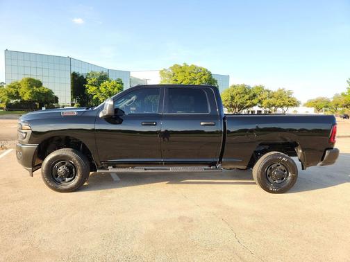 Diamond Black Crystal Pearlcoat 2026 RAM 2500 Tradesman Crew Cab 4x4 6'4' Box
