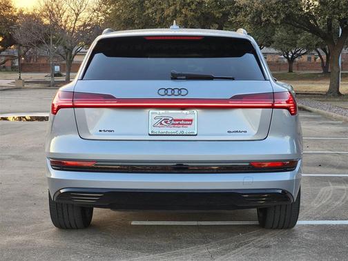 2022 Audi e-tron Premium Plus