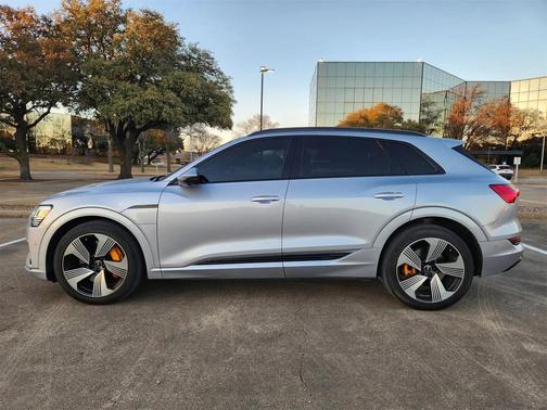 2022 Audi e-tron Premium Plus