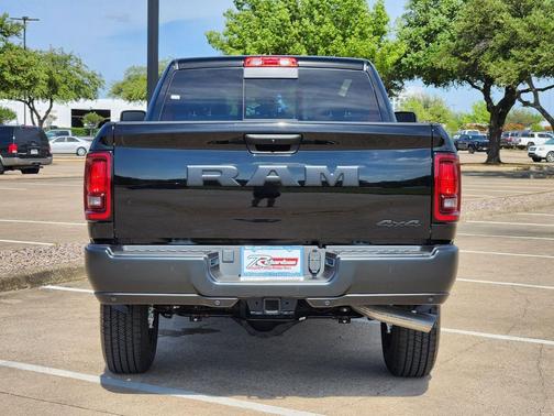 Diamond Black Crystal Pearlcoat 2026 RAM 2500 Tradesman Crew Cab 4x4 6'4' Box