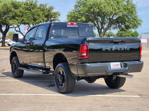 Diamond Black Crystal Pearlcoat 2026 RAM 2500 Tradesman Crew Cab 4x4 6'4' Box