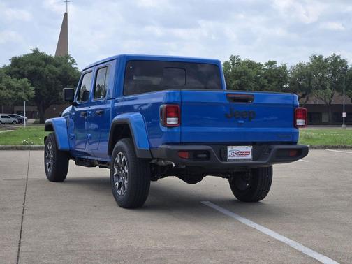 Hydro Blue Pearlcoat 2026 Jeep Gladiator Sahara 4x4
